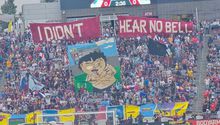 Aficionados de Colorado Rapids muestra tifo de South Park en partido de la MLS