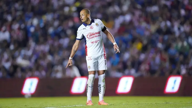¡Palmas! 'Chicharito' Hernández le regala su playera a un pequeño aficionado de Chivas
