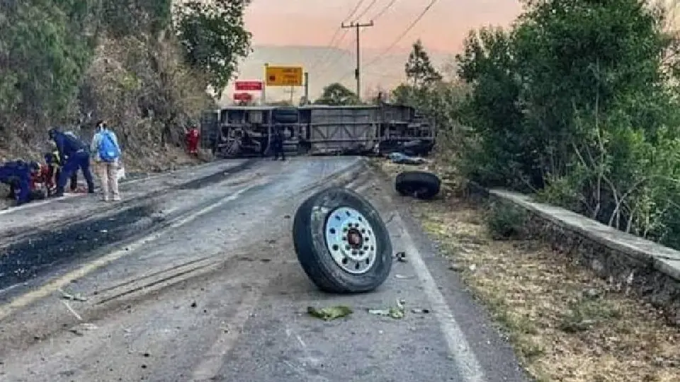 Vuelca autobús con peregrinos en Edomex; hay 14 muertos