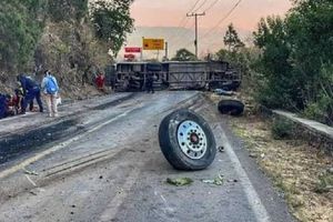 Vuelca autobús con peregrinos en Edomex; hay 14 muertos