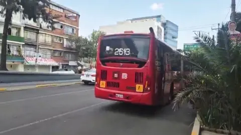Unidad de metrobús choca con camioneta dejando 14 heridos en la colonia Narvarte, CDMX
