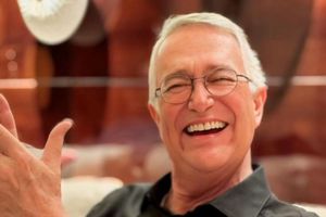 Salinas Pliego defiende a 'Canelo' Álvarez de 'haters':'Debería cobrarle a Munguía por la clase'