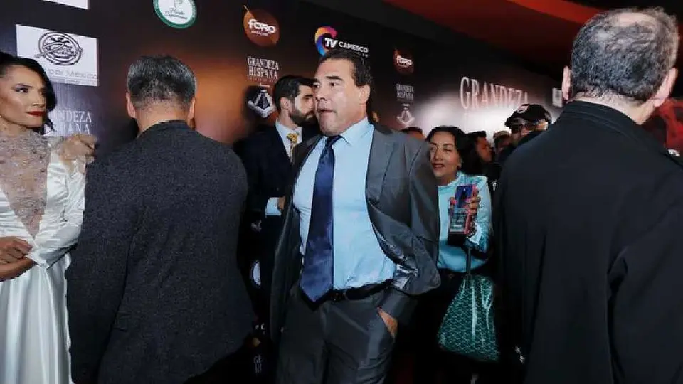 Eduardo Yáñez le quita el celular a reportera porque no le gustaron sus preguntas