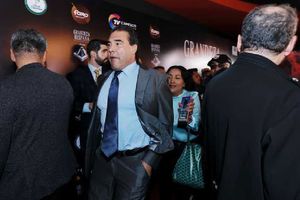 Eduardo Yáñez le quita el celular a reportera porque no le gustaron sus preguntas