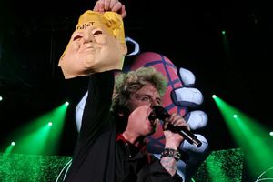 Billie Joe Armstrong, líder de Green Day, es criticado por sostener una máscara de Donald Trump