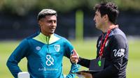 Bournemouth recibió a Julián Araujo con un pastel de cumpleaños