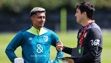Bournemouth recibió a Julián Araujo con un pastel de cumpleaños