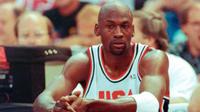 Subastan tarjeta de colección de Michael Jordan por precio récord