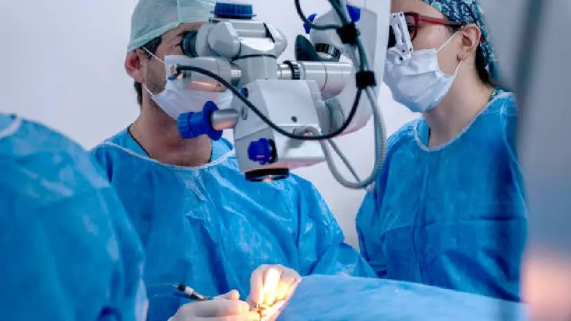 Médico chino realiza cirugía remota a 8 mil km de distancia de su paciente