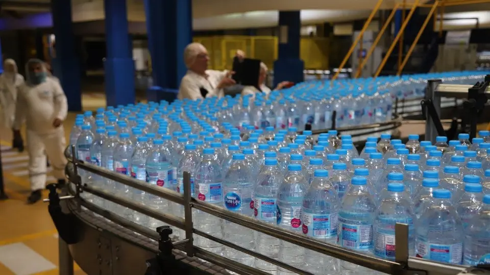 ¡Cuidado! Nestlé es acusado de vender agua contaminada con heces