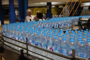 ¡Cuidado! Nestlé es acusado de vender agua contaminada con heces