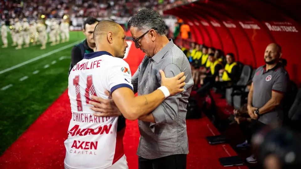 Chicharito y Juan Carlos Osorio se reencuentran seis años después y se funden en emotivo abrazo