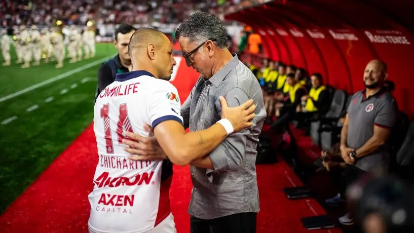 Chicharito y Juan Carlos Osorio se reencuentran seis años después y se funden en emotivo abrazo