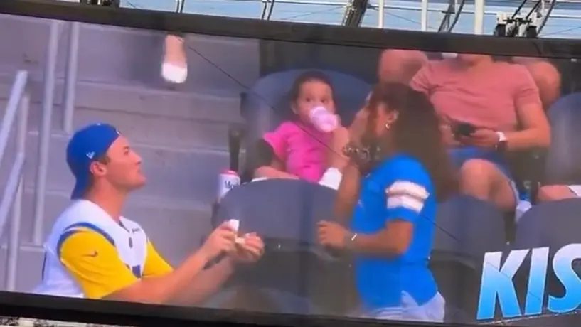 ¡Ya no creo en el amor! Fan de los Rams pide matrimonio y termina rechazado