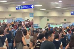 Ante caída de Microsoft y demora de vuelos, personas cantan ‘Cielito Lindo’ en aeropuerto