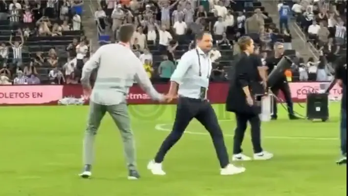 ¿Rechaza saludo? El 'curioso' gesto de Santiago Baños a 'Tato' Noriega tras la Final Femenil