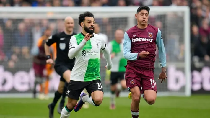 Aficionados del West Ham se rinden ante Edson Álvarez: 'Maestro del medio campo, olé, olé,'