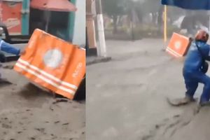 VIDEO: Mototaxista arriesga su vida para rescatar su mototaxi que fue arrastrado por corriente