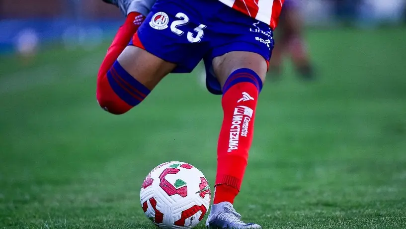 Liga MX Femenil: Luciana García sufre aparatoso choque de cabeza