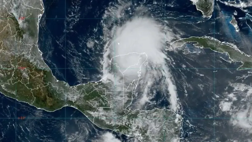 Beryl se debilita a tormenta tropical en su paso por Yucatán