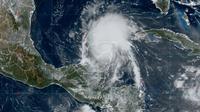 Beryl se debilita a tormenta tropical en su paso por Yucatán