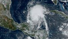 Beryl se debilita a tormenta tropical en su paso por Yucatán