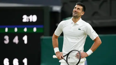 Djokovic finge patear un penal en Wimbledon al saber que el pase de Inglaterra a Semis
