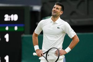 Djokovic finge patear un penal en Wimbledon al saber que el pase de Inglaterra a Semis
