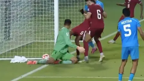 ¡De escandalo! Gol en partido entre Qatar vs India no debió contar por haber salido del campo