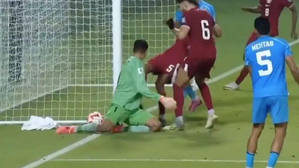 ¡De escandalo! Gol en partido entre Qatar vs India no debió contar por haber salido del campo