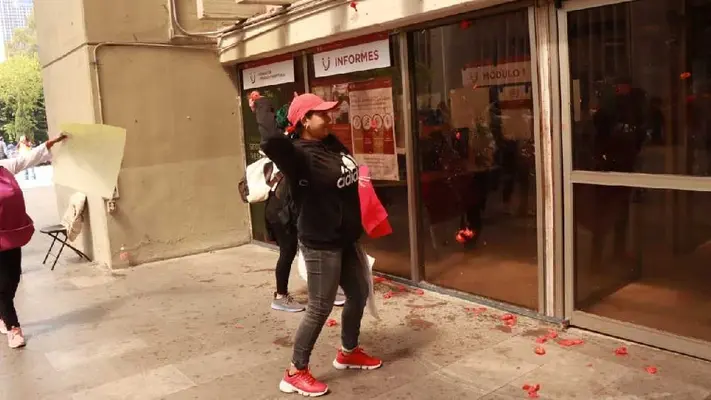 Comerciantes lanzan jitomates contra la alcaldía Cuauhtémoc; señalan abusos de autoridades
