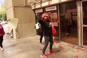 Comerciantes lanzan jitomates contra la alcaldía Cuauhtémoc; señalan abusos de autoridades