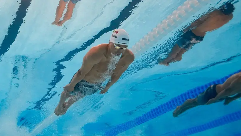 ¡Adiós París 2024! Miguel de Lara terminó último de su heat eliminatorio en Natación