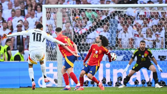 Desde Alemania comparan la mano de Cucurella con la de Maradona