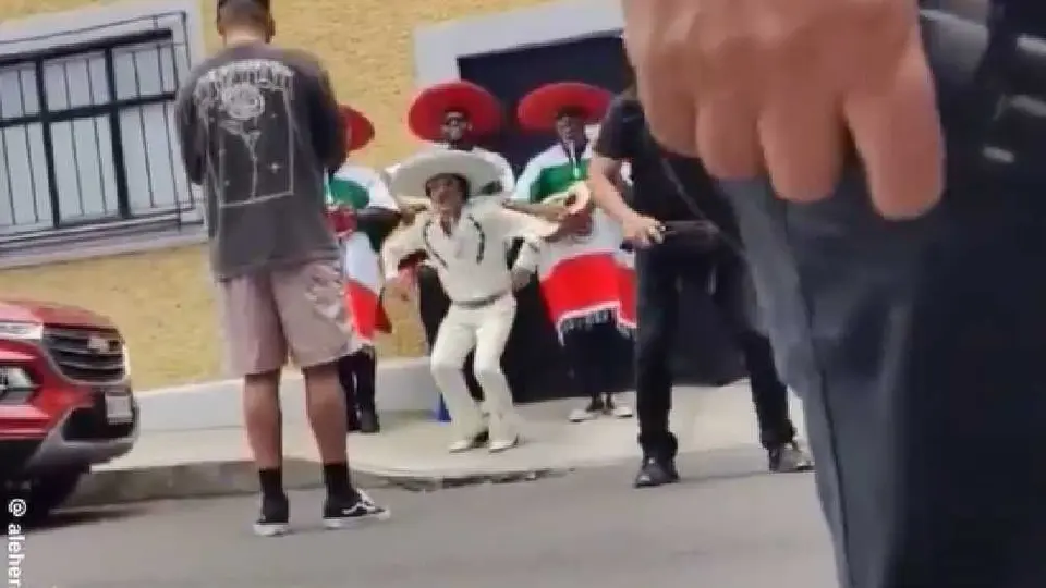 Bruno Mars es captado como Mariachi bailando en calles de la CDMX