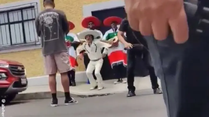 Bruno Mars es captado como Mariachi bailando en calles de la CDMX
