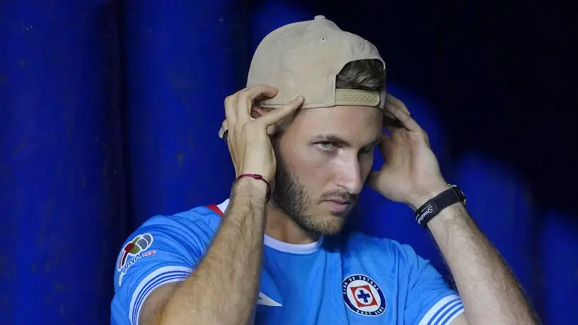 ¿Humillado? Santiago Giménez es exhibido por freestyler en Países Bajos