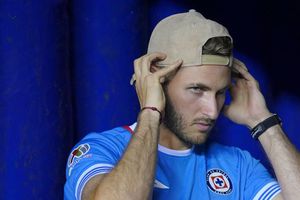 ¿Humillado? Santiago Giménez es exhibido por freestyler en Países Bajos