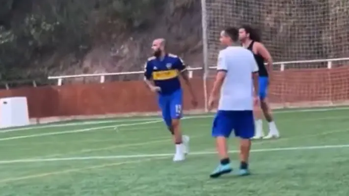 ¡Regresó a las canchas! Dani Alves fue captado 'echando reta' en Barcelona