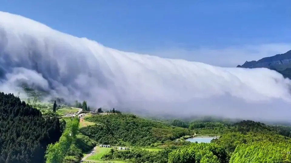 ¡Impresionante! En china se presenció una cascada de nubes