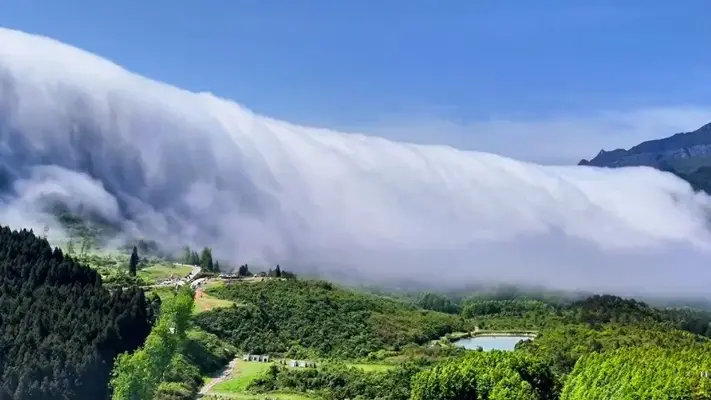 ¡Impresionante! En china se presenció una cascada de nubes