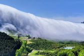 ¡Impresionante! En china se presenció una cascada de nubes