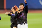 Pelotero de Mets canta su sencillo 'OMG' en medio del diamante de Citi Field