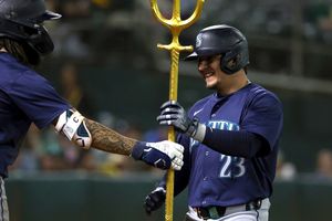 Urías conecta jonrón y suma 4 remolcadas por Marineros, que arrollan 16-3 a Atléticos