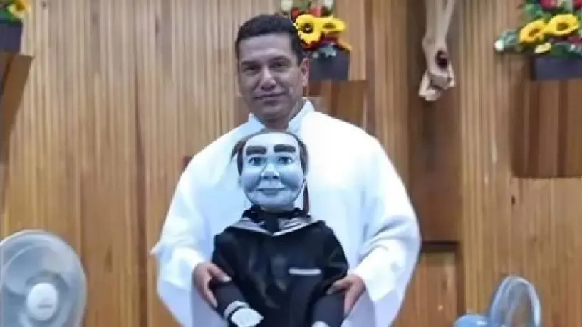 Sacerdote lleva muñeco 'poseído' a sus misas en Saltillo