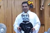 Sacerdote lleva muñeco 'poseído' a sus misas en Saltillo