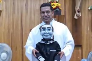 Sacerdote lleva muñeco 'poseído' a sus misas en Saltillo