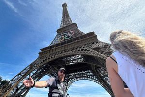 París 2024: Horas antes de la Ceremonia de Clausura, se evacuó Torre Eiffel por escalador desconocido