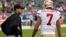 Jim Harbaugh invita a Kaepernick a regresar a la NFL con los Chargers