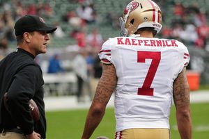 Jim Harbaugh invita a Kaepernick a regresar a la NFL con los Chargers